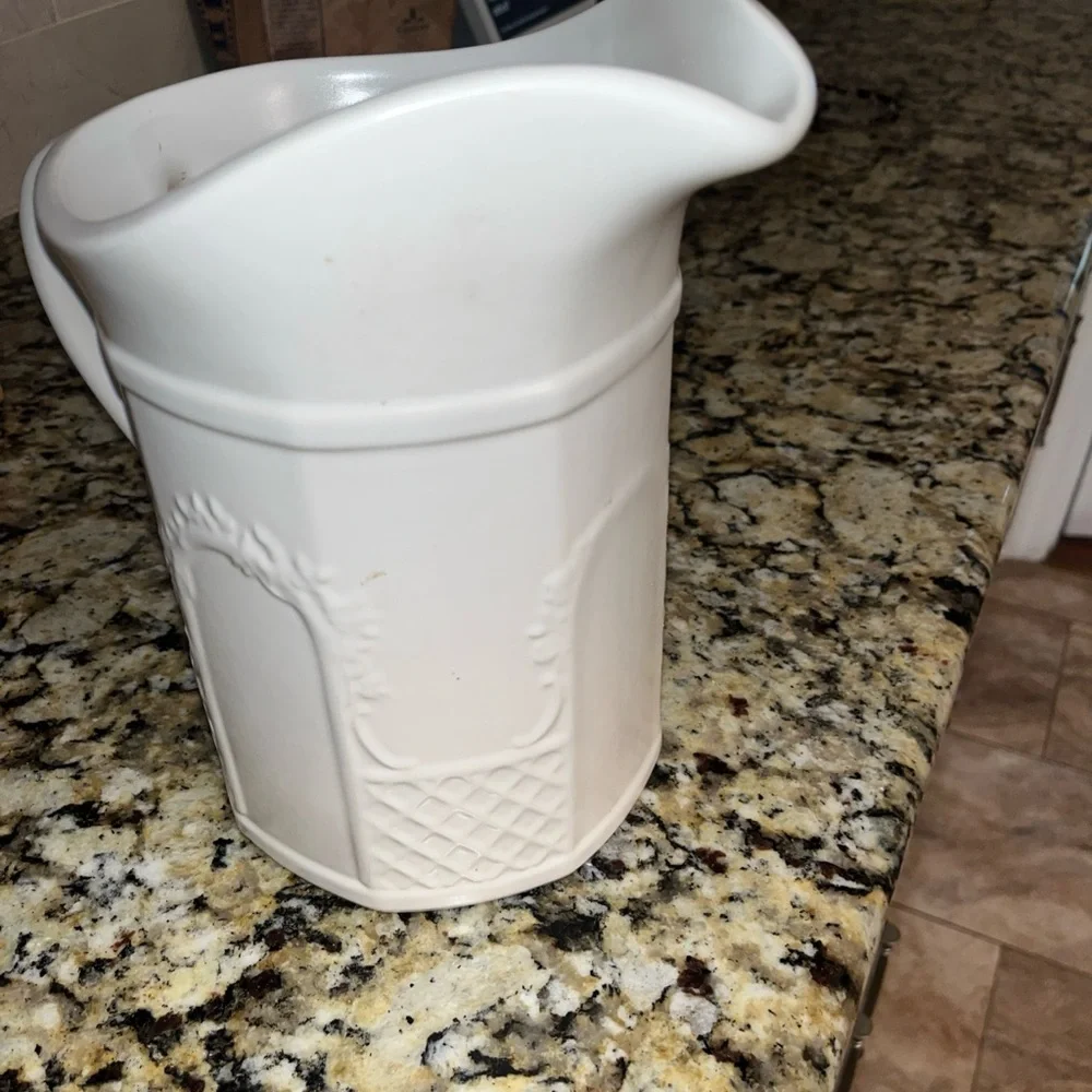Pfaltzgraff Cream/white  Pitcher 7.5 tall